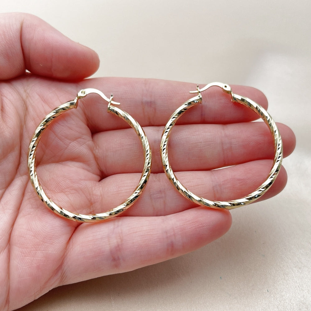 Oro Laminado Medium Hoop, Gold Filled Style Hollow Design, Diamond Cutting Finish, Golden Finish