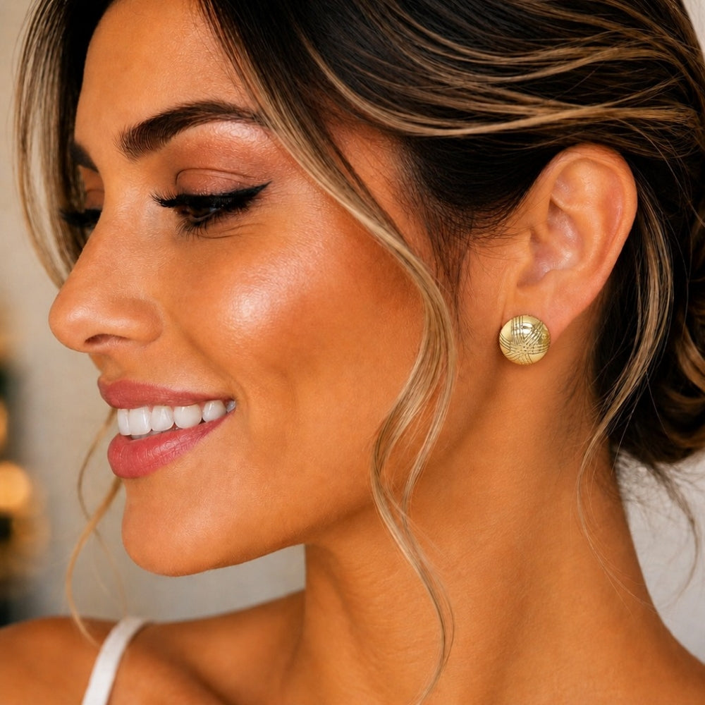 Oro Laminado Stud Earring, Gold Filled Style Diamond Cutting Finish, Golden Finish