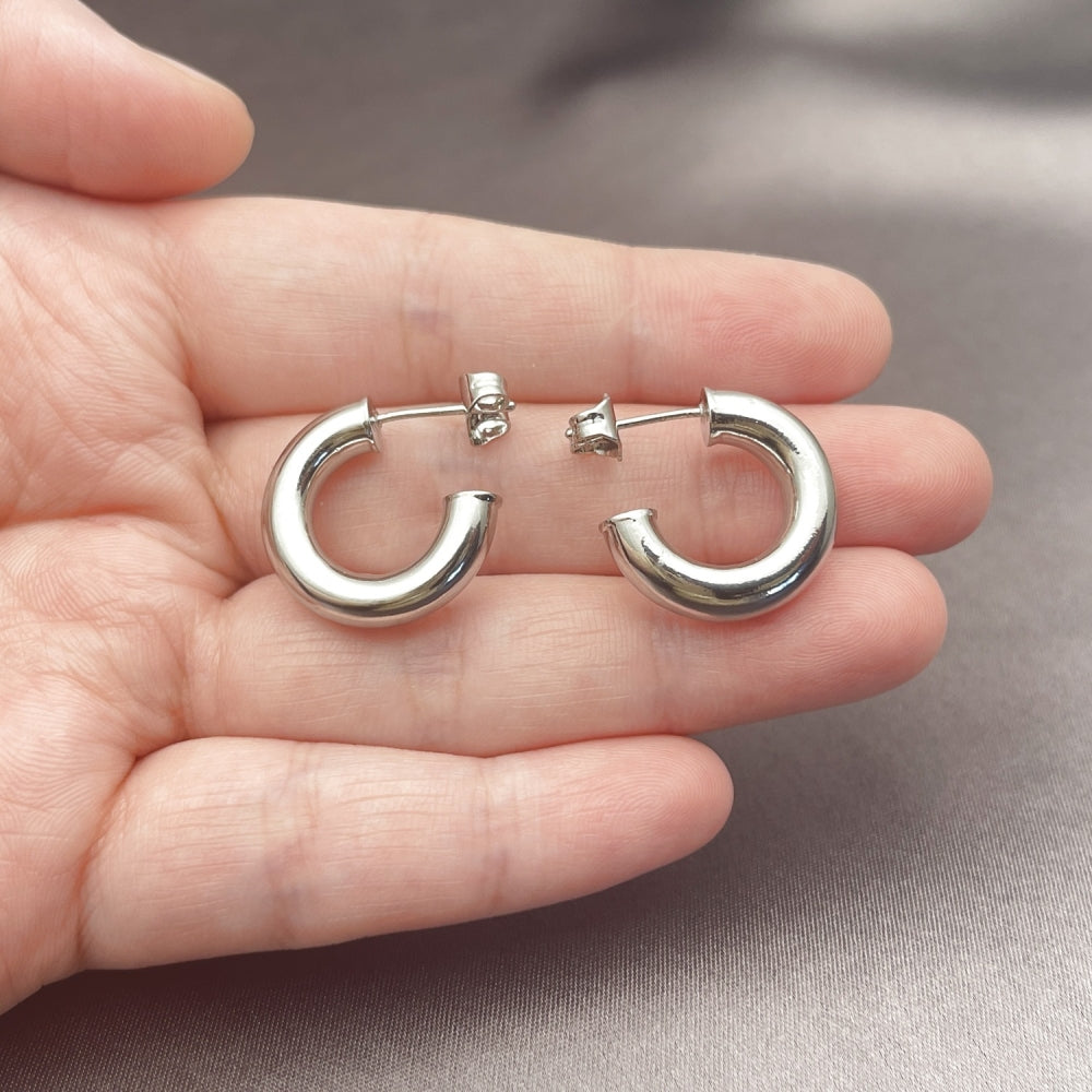 Oro Laminado Stud Earring, Gold Filled Style Polished, Rhodium Finish