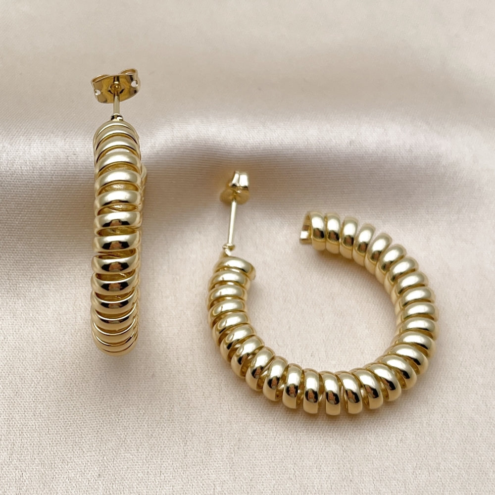 Oro Laminado Stud Earring, Gold Filled Style Spiral Design, Polished, Golden Finish