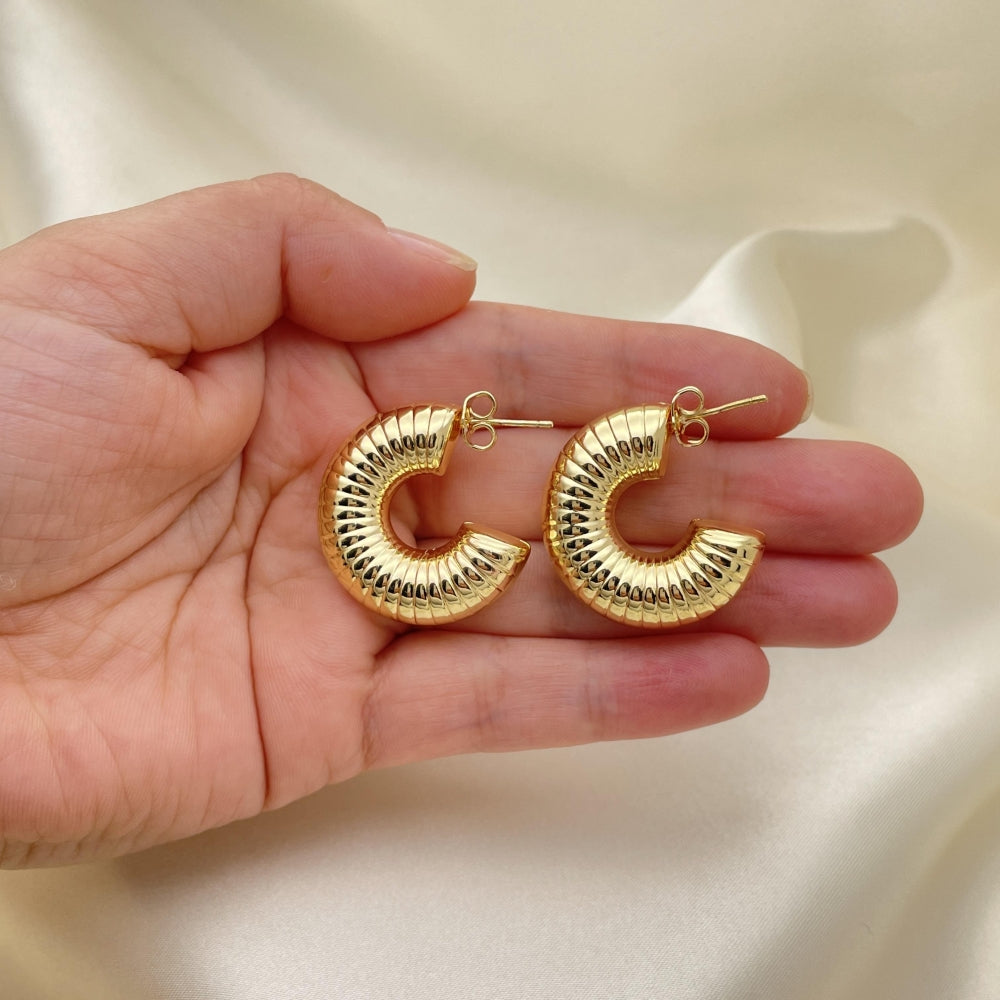 Oro Laminado Stud Earring, Gold Filled Style Hollow Design, Diamond Cutting Finish, Golden Finish