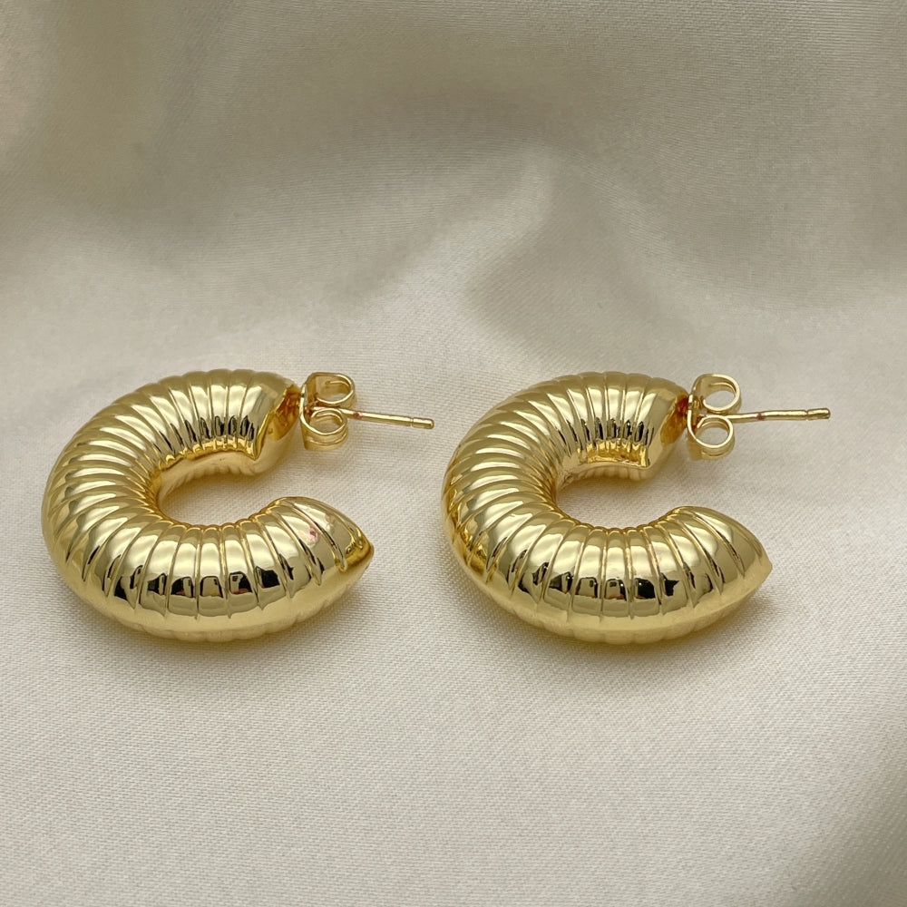 Oro Laminado Stud Earring, Gold Filled Style Hollow Design, Diamond Cutting Finish, Golden Finish