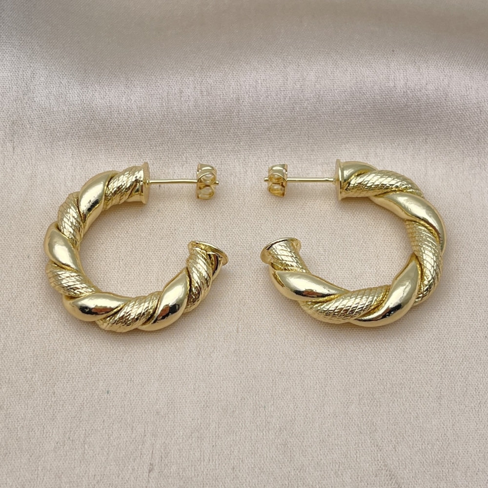 Oro Laminado Medium Hoop, Gold Filled Style Twist Design, Diamond Cutting Finish, Golden Finish