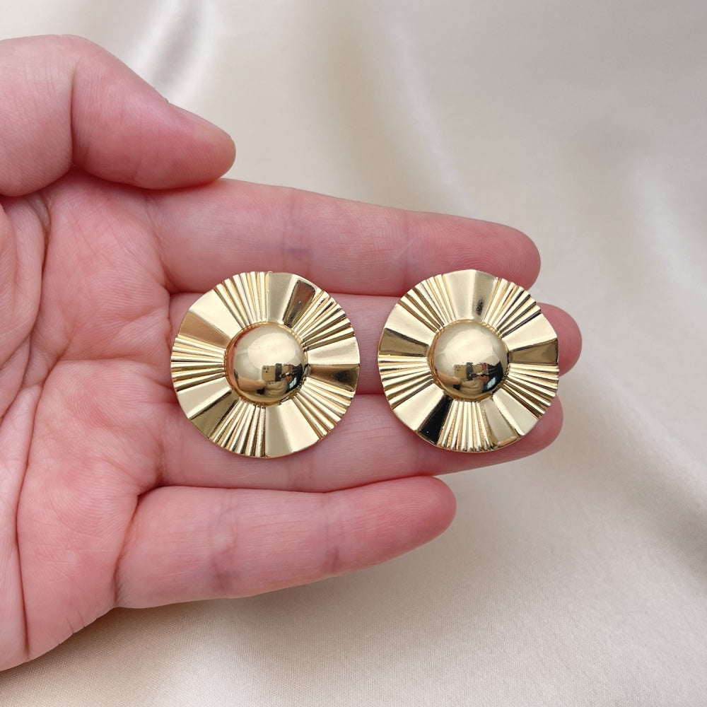 Oro Laminado Stud Earring, Gold Filled Style Sun Design, Diamond Cutting Finish, Golden Finish