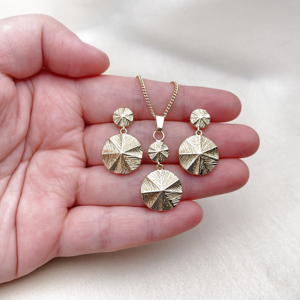 Oro Laminado Earring and Pendant Adult Set, Gold Filled Style Diamond Cutting Finish, Golden Finish