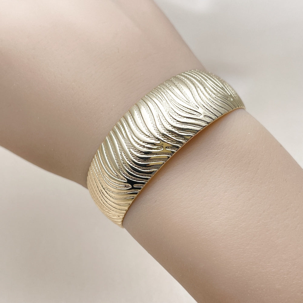 Oro Laminado Individual Bangle, Gold Filled Style Polished, Golden Finish