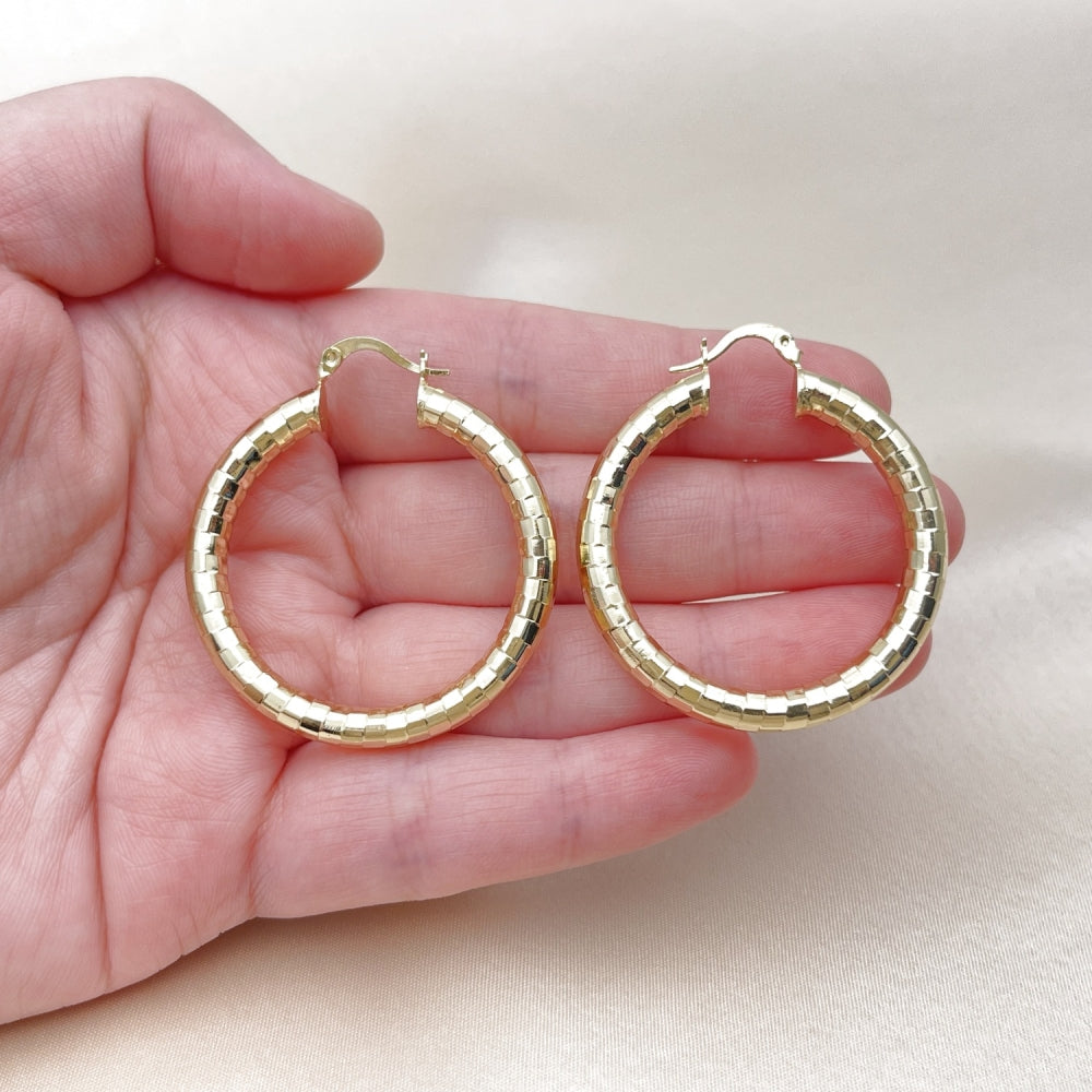 Oro Laminado Medium Hoop, Gold Filled Style Hollow Design, Diamond Cutting Finish, Golden Finish