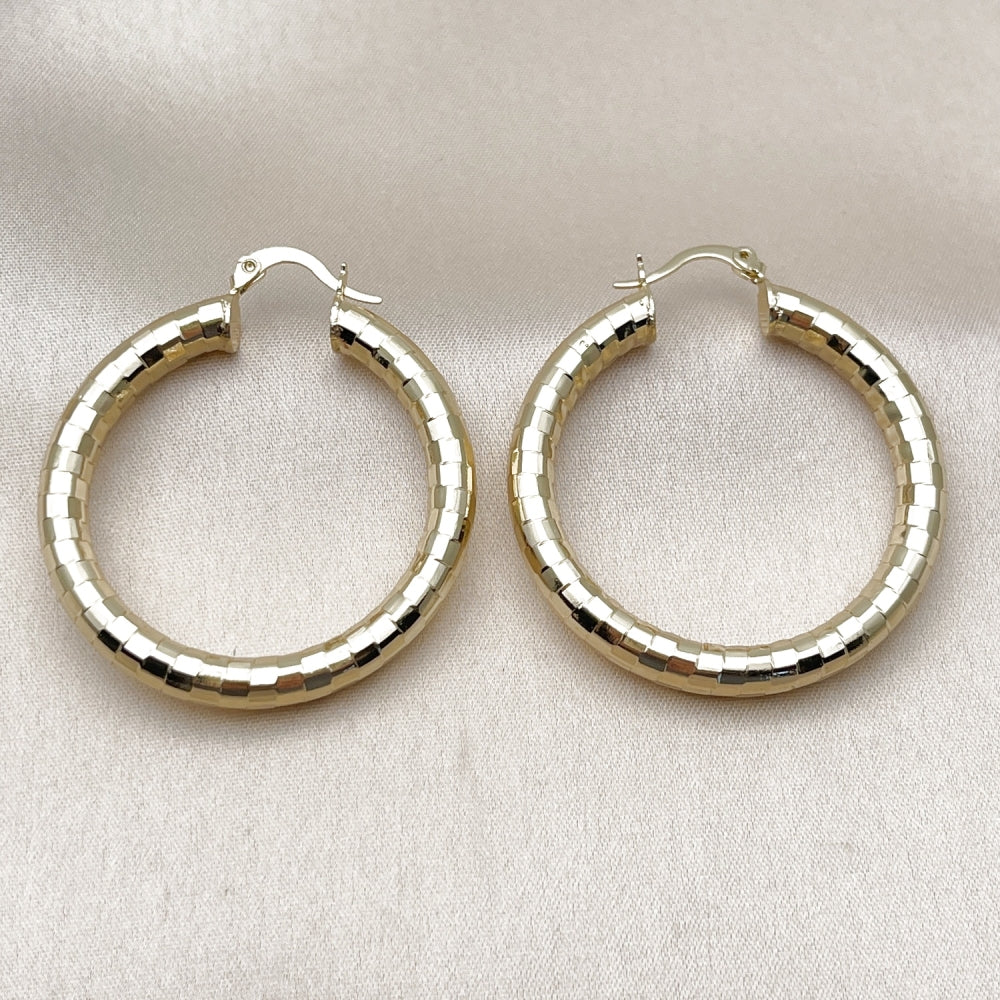 Oro Laminado Medium Hoop, Gold Filled Style Hollow Design, Diamond Cutting Finish, Golden Finish