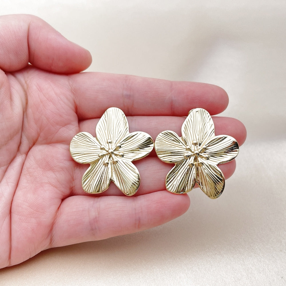 Oro Laminado Stud Earring, Gold Filled Style Flower Design, Diamond Cutting Finish, Golden Finish