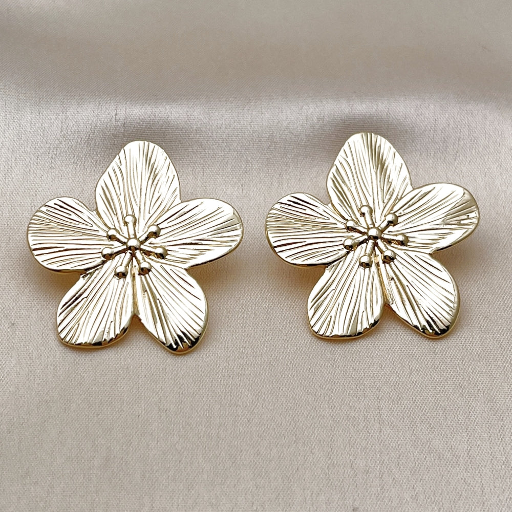 Oro Laminado Stud Earring, Gold Filled Style Flower Design, Diamond Cutting Finish, Golden Finish