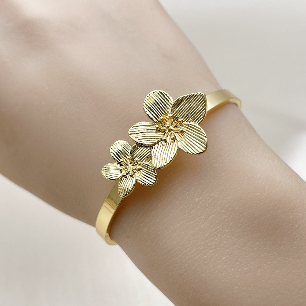 Oro Laminado Individual Bangle, Gold Filled Style Flower Design, Diamond Cutting Finish, Golden Finish