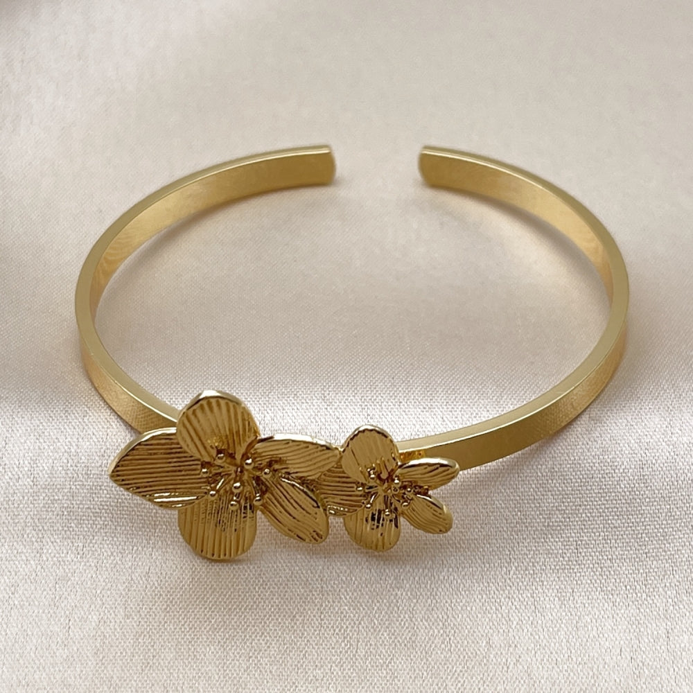 Oro Laminado Individual Bangle, Gold Filled Style Flower Design, Diamond Cutting Finish, Golden Finish
