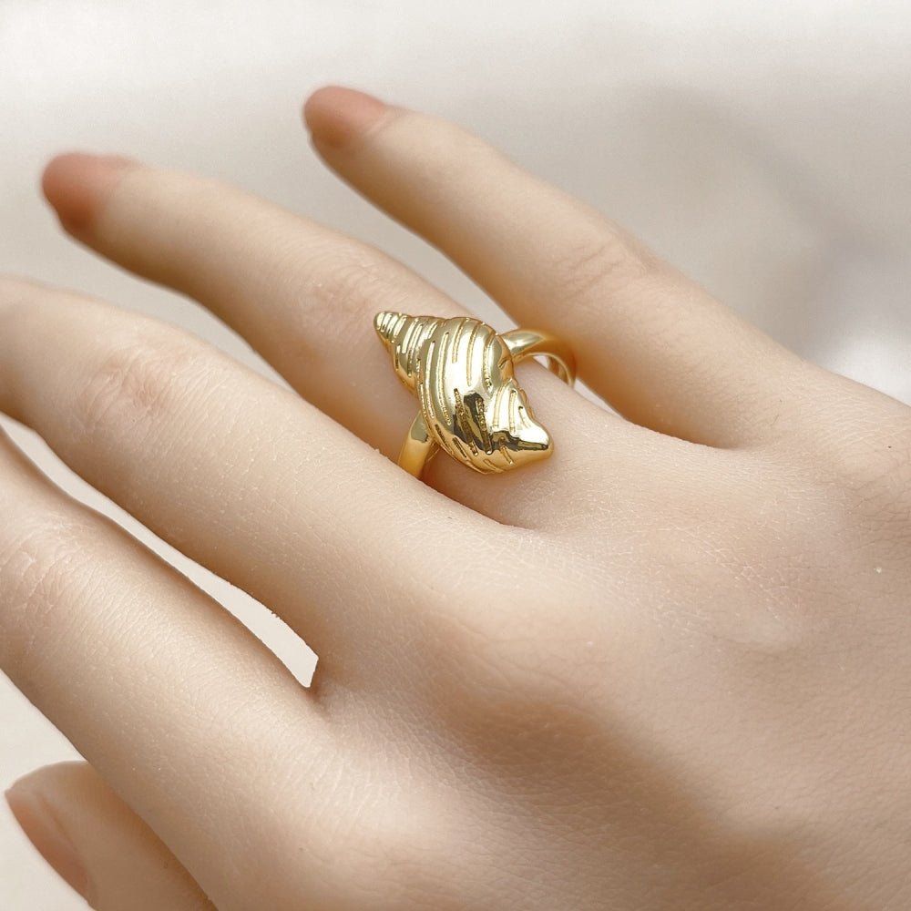 Oro Laminado Elegant Ring, Gold Filled Style Snail Design, Diamond Cutting Finish, Golden Finish