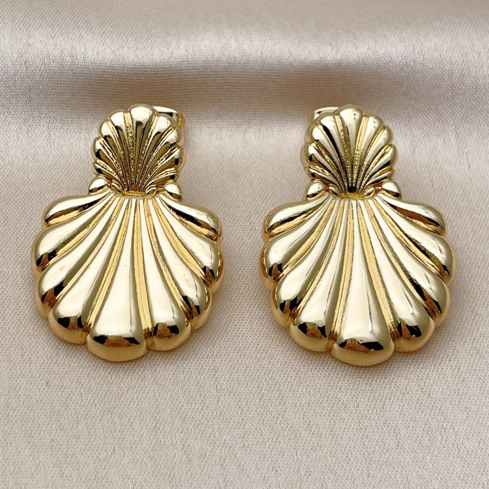 Oro Laminado Stud Earring, Gold Filled Style Shell Design, Polished, Golden Finish