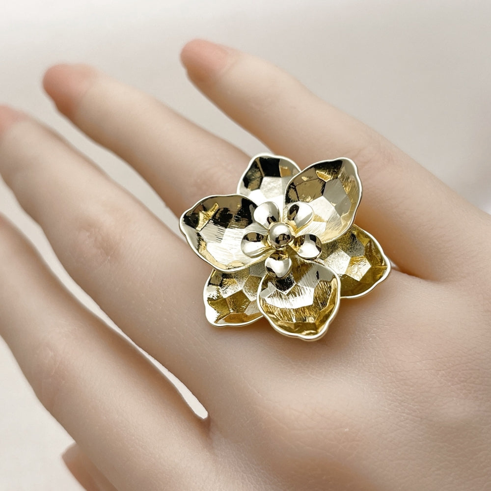 Oro Laminado Elegant Ring, Gold Filled Style Flower Design, Diamond Cutting Finish, Golden Finish