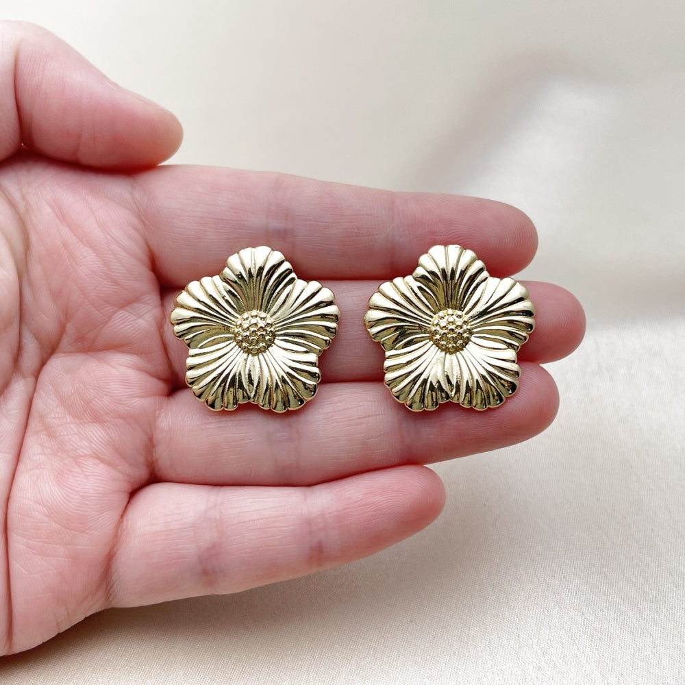 Oro Laminado Stud Earring, Gold Filled Style Flower Design, Polished, Golden Finish