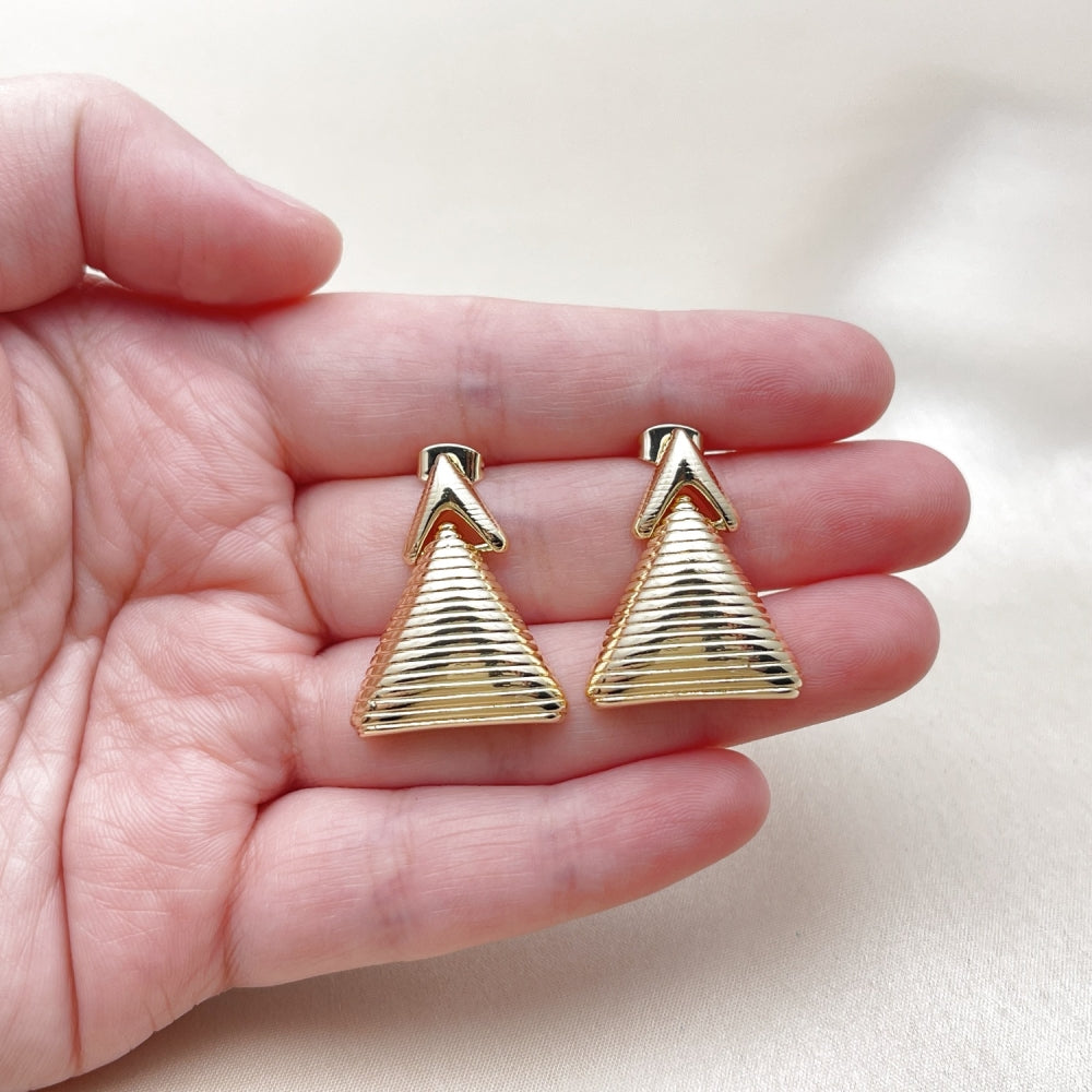 Oro Laminado Stud Earring, Gold Filled Style Polished, Golden Finish