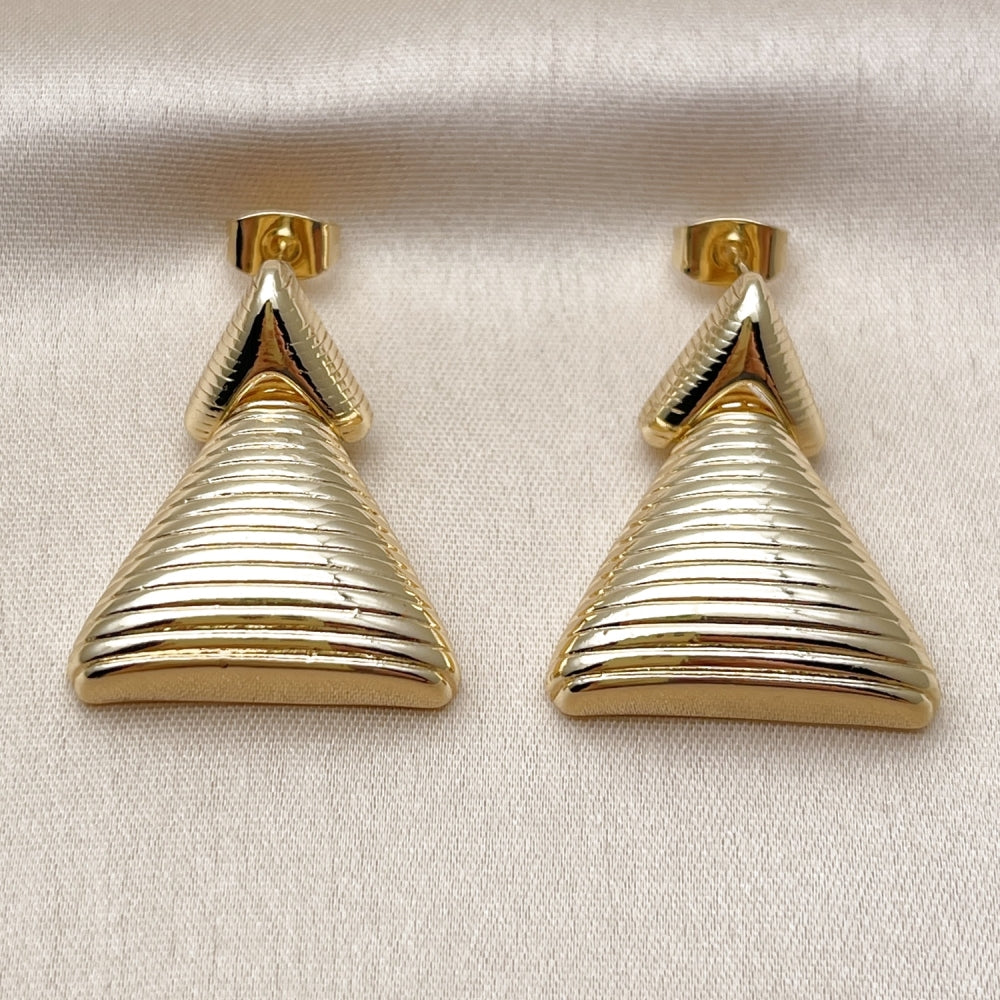 Oro Laminado Stud Earring, Gold Filled Style Polished, Golden Finish