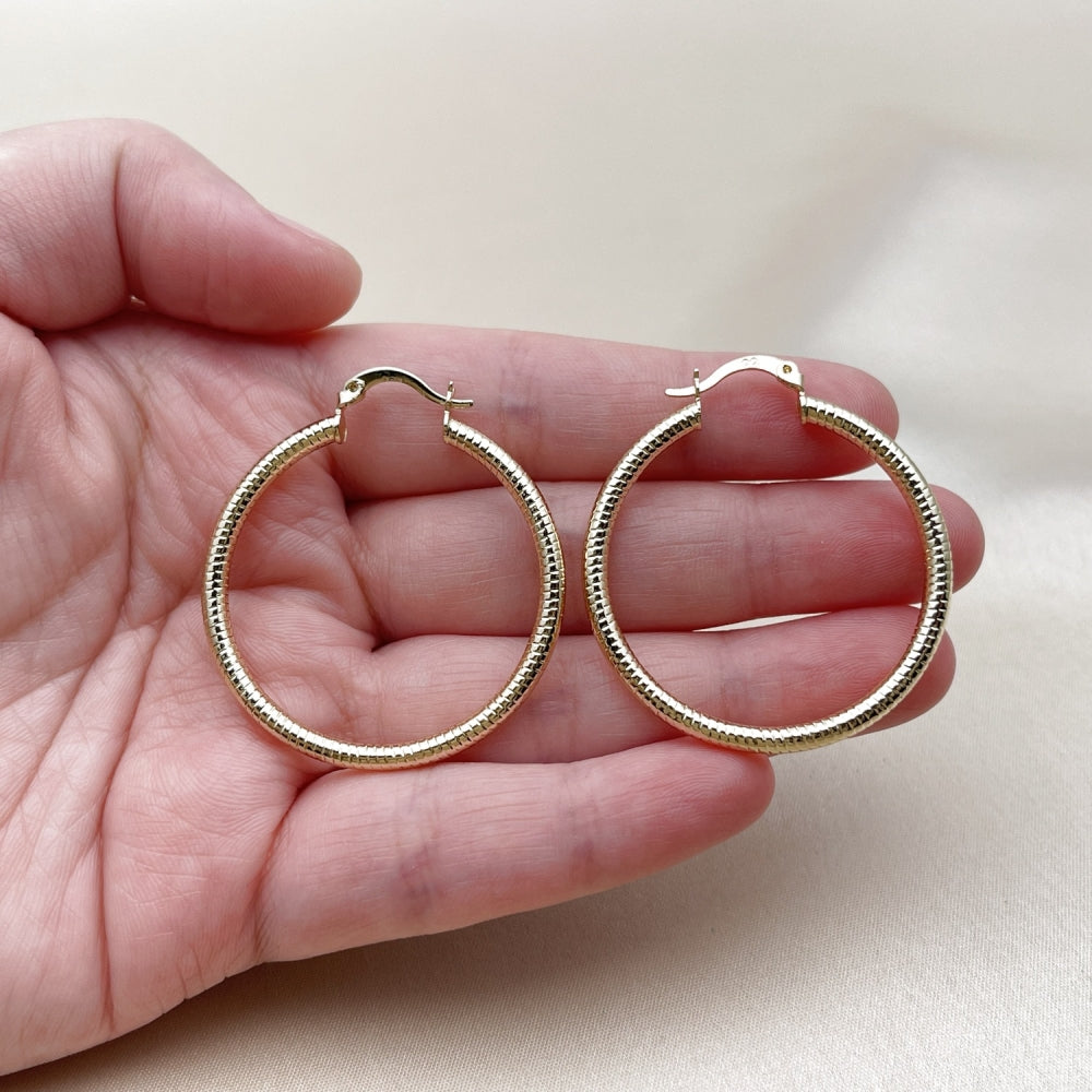 Oro Laminado Medium Hoop, Gold Filled Style Hollow Design, Diamond Cutting Finish, Golden Finish