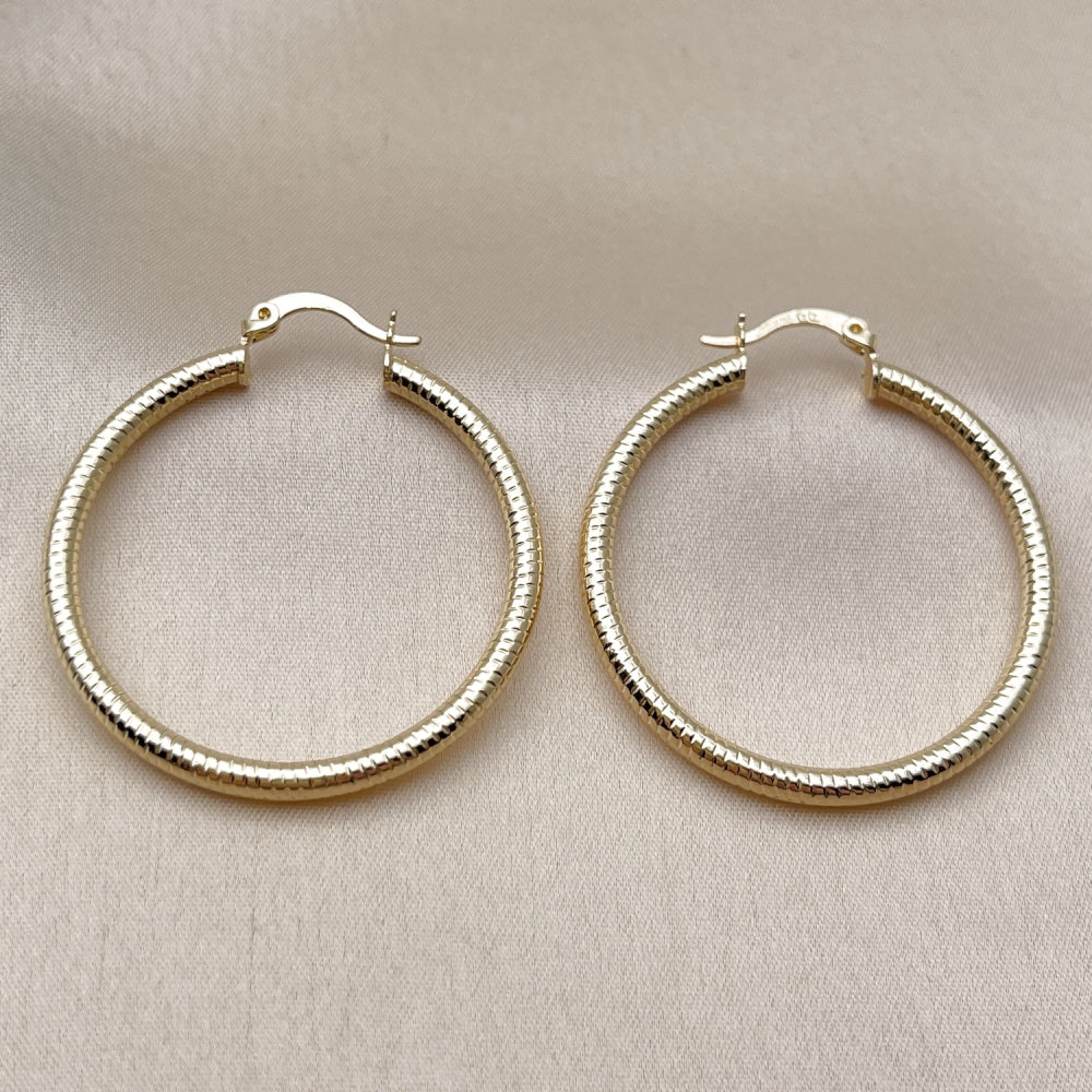 Oro Laminado Medium Hoop, Gold Filled Style Hollow Design, Diamond Cutting Finish, Golden Finish