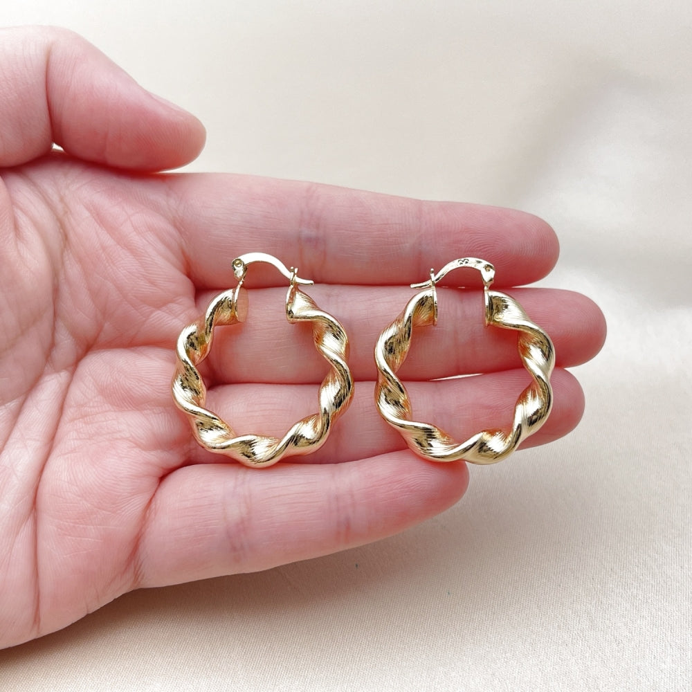 Oro Laminado Medium Hoop, Gold Filled Style Twist and Hollow Design, Diamond Cutting Finish, Golden Finish