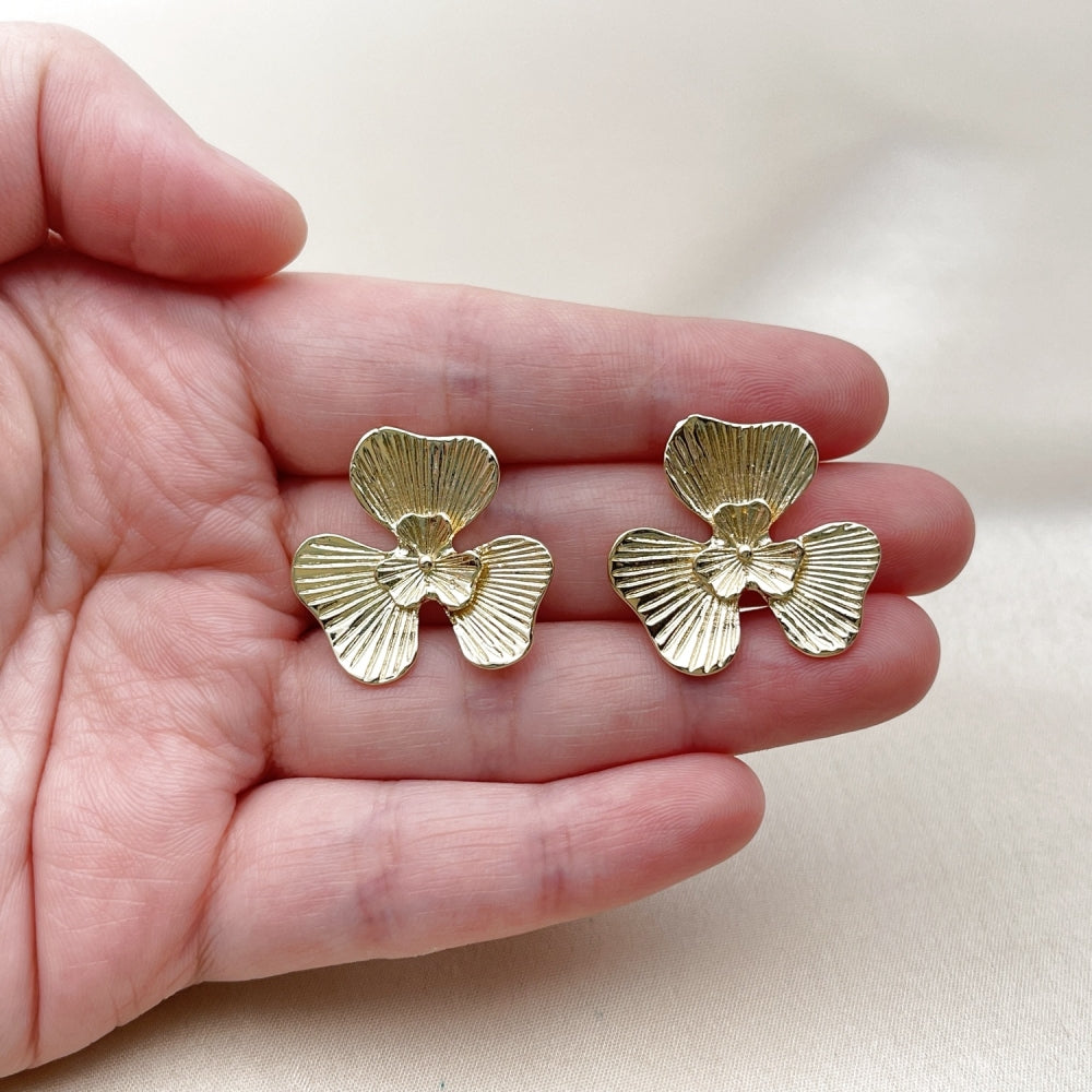 Oro Laminado Stud Earring, Gold Filled Style Flower Design, Diamond Cutting Finish, Golden Finish