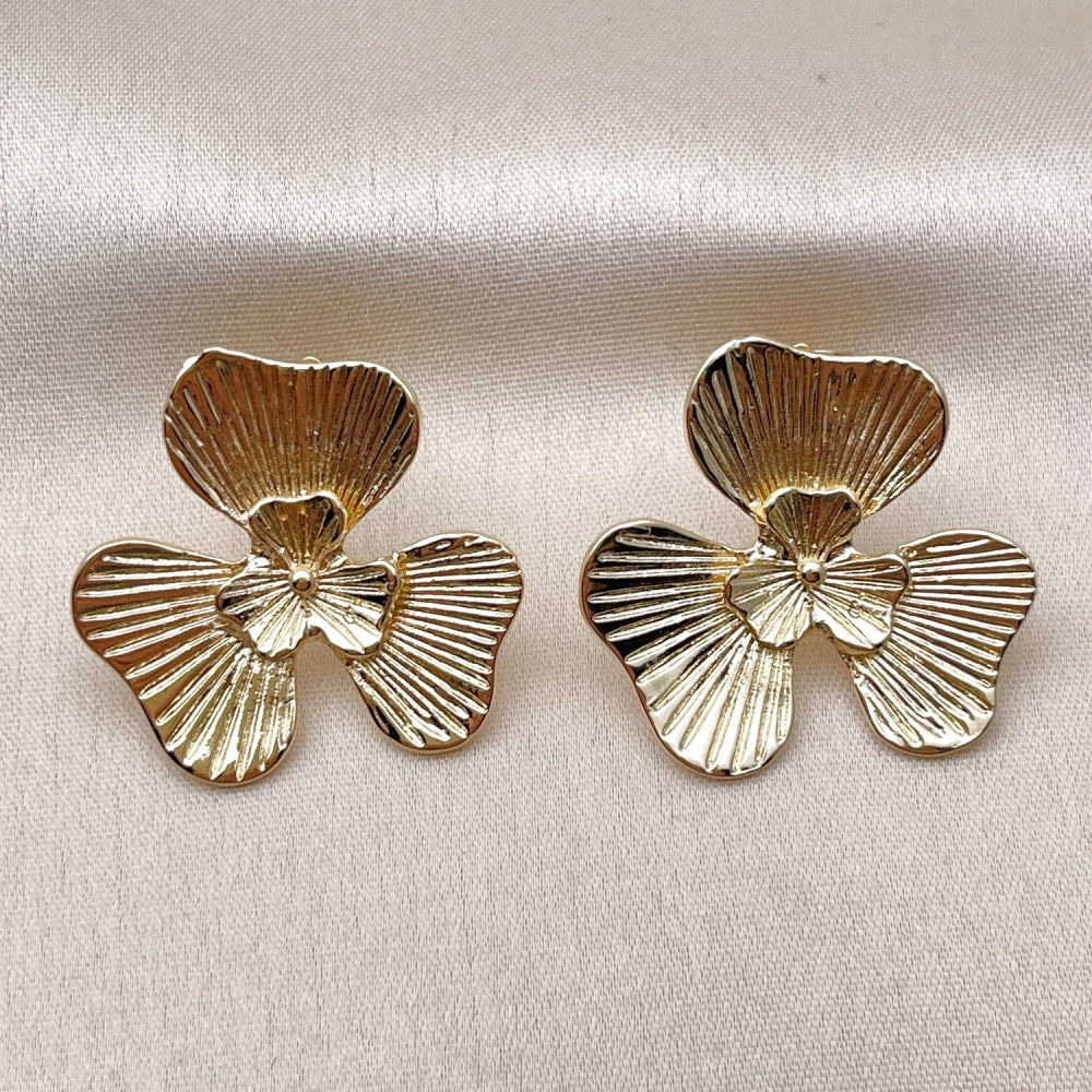 Oro Laminado Stud Earring, Gold Filled Style Flower Design, Diamond Cutting Finish, Golden Finish
