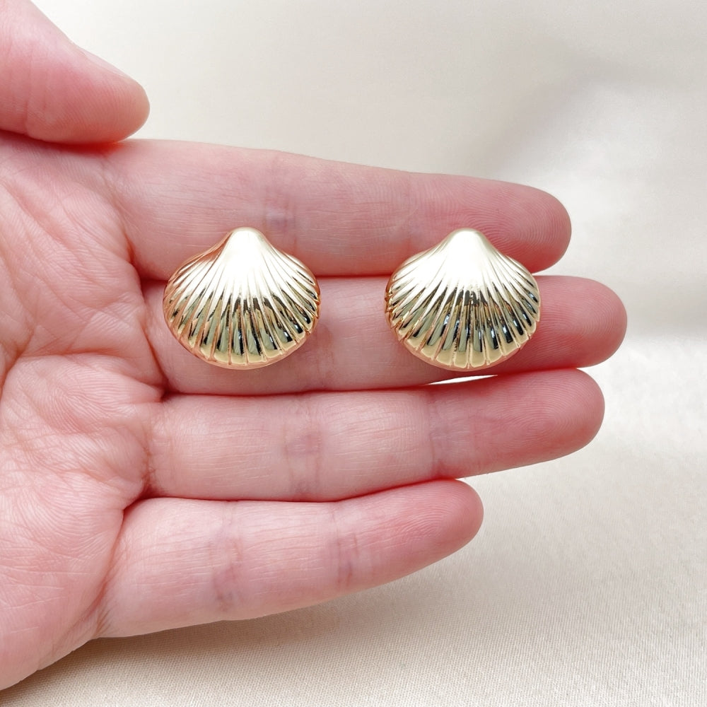 Oro Laminado Stud Earring, Gold Filled Style Shell and Hollow Design, Polished, Golden Finish