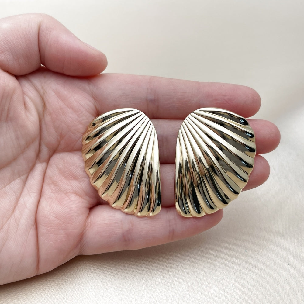 Oro Laminado Stud Earring, Gold Filled Style Shell Design, Polished, Golden Finish