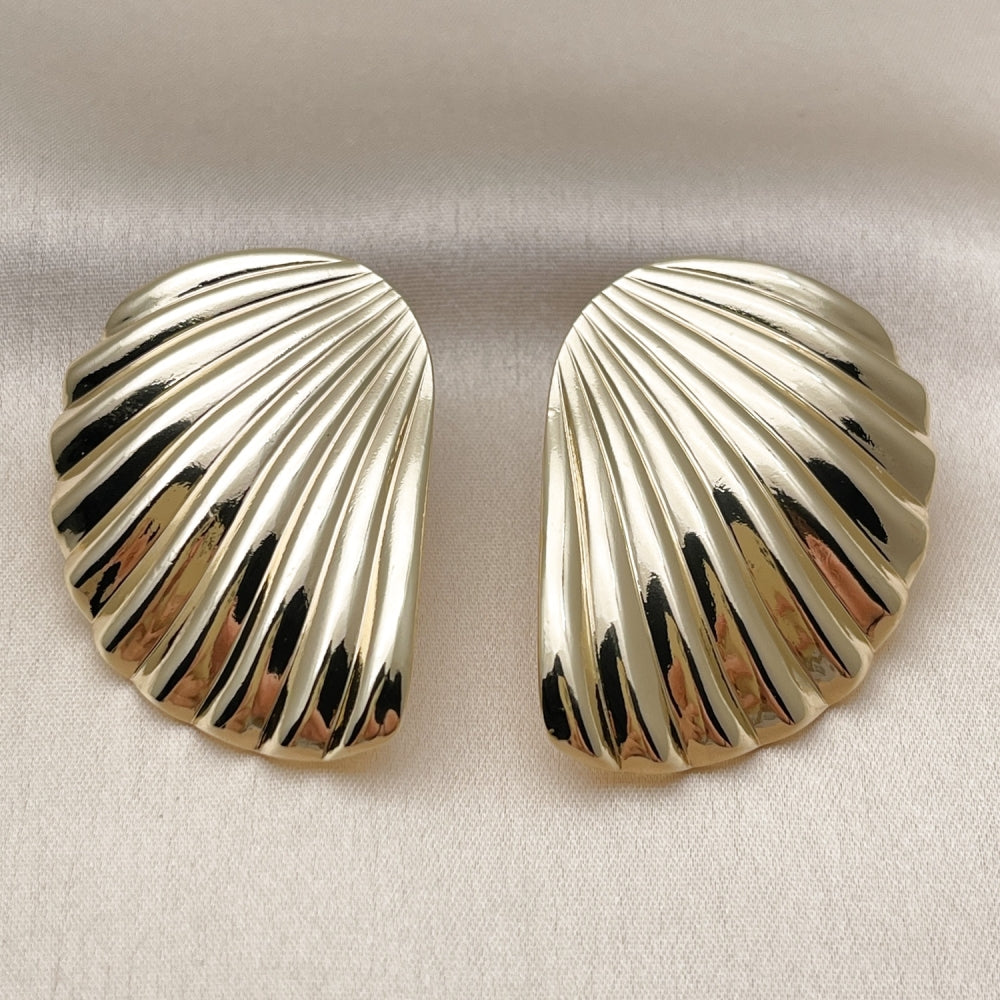Oro Laminado Stud Earring, Gold Filled Style Shell Design, Polished, Golden Finish