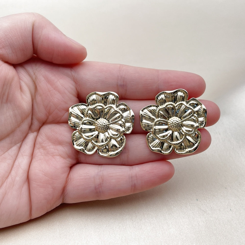 Oro Laminado Stud Earring, Gold Filled Style Flower Design, Diamond Cutting Finish, Golden Finish