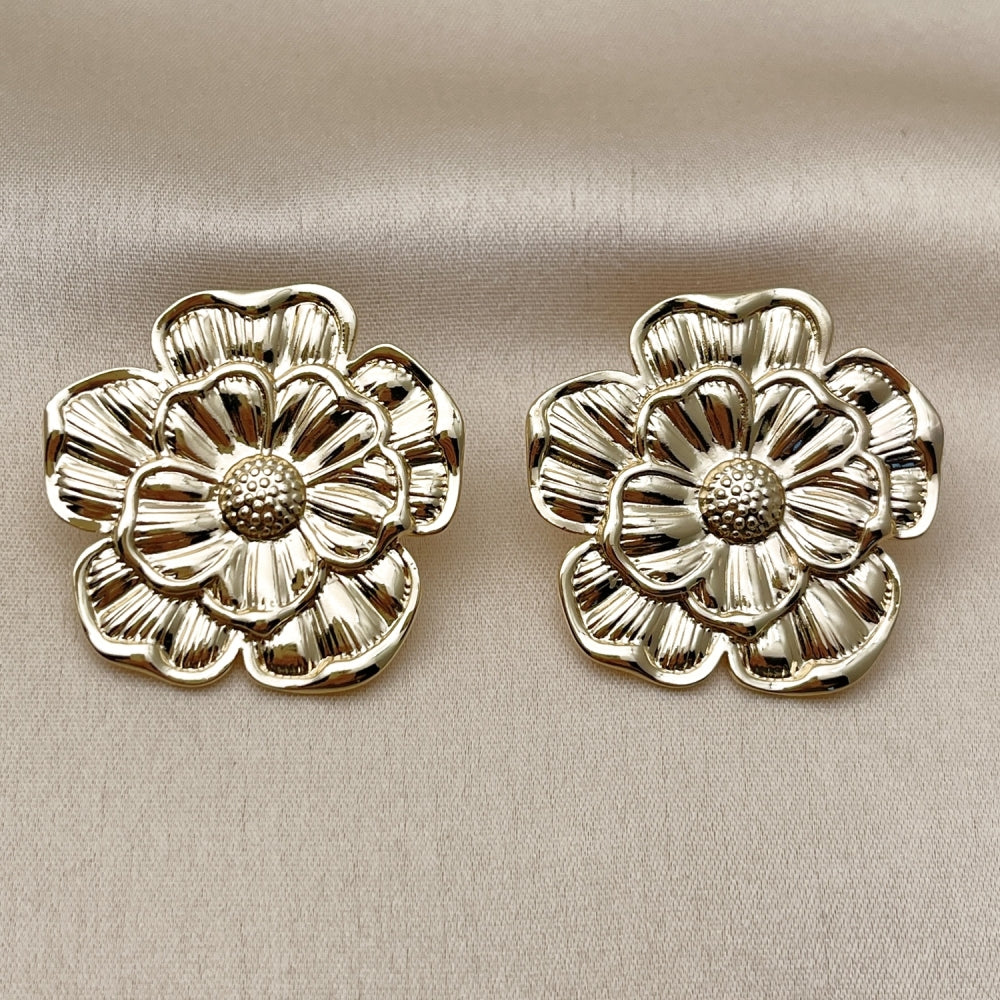 Oro Laminado Stud Earring, Gold Filled Style Flower Design, Diamond Cutting Finish, Golden Finish