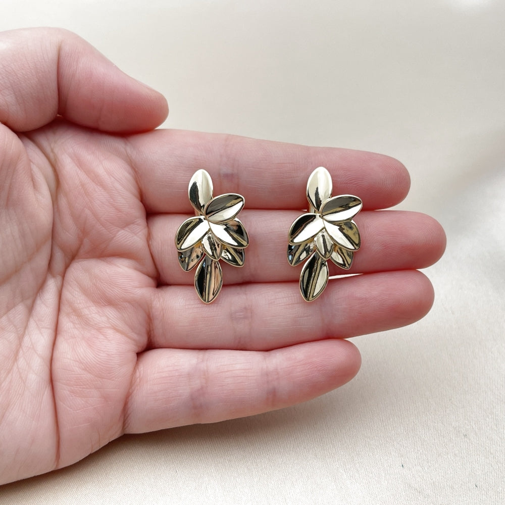 Oro Laminado Stud Earring, Gold Filled Style Leaf Design, Polished, Golden Finish