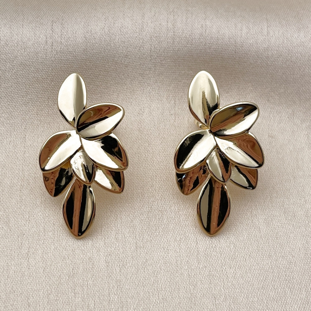 Oro Laminado Stud Earring, Gold Filled Style Leaf Design, Polished, Golden Finish
