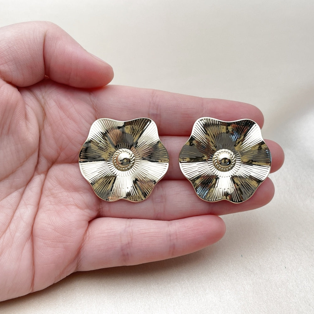 Oro Laminado Stud Earring, Gold Filled Style Leaf and Flower Design, Diamond Cutting Finish, Golden Finish