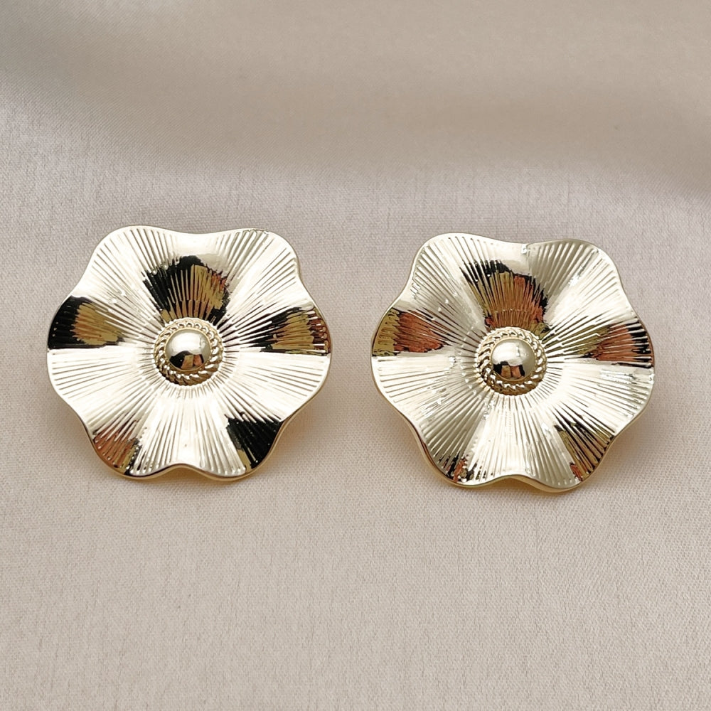 Oro Laminado Stud Earring, Gold Filled Style Leaf and Flower Design, Diamond Cutting Finish, Golden Finish