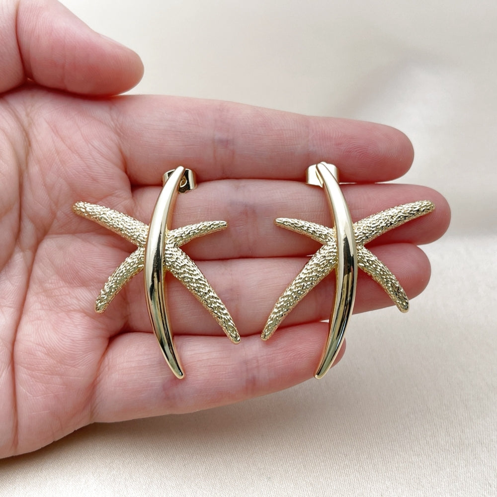 Oro Laminado Stud Earring, Gold Filled Style Leaf Design, Matte Finish, Golden Finish