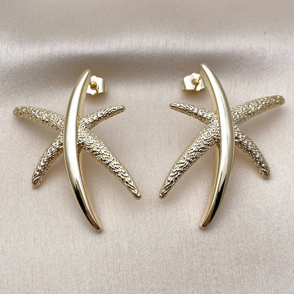 Oro Laminado Stud Earring, Gold Filled Style Leaf Design, Matte Finish, Golden Finish