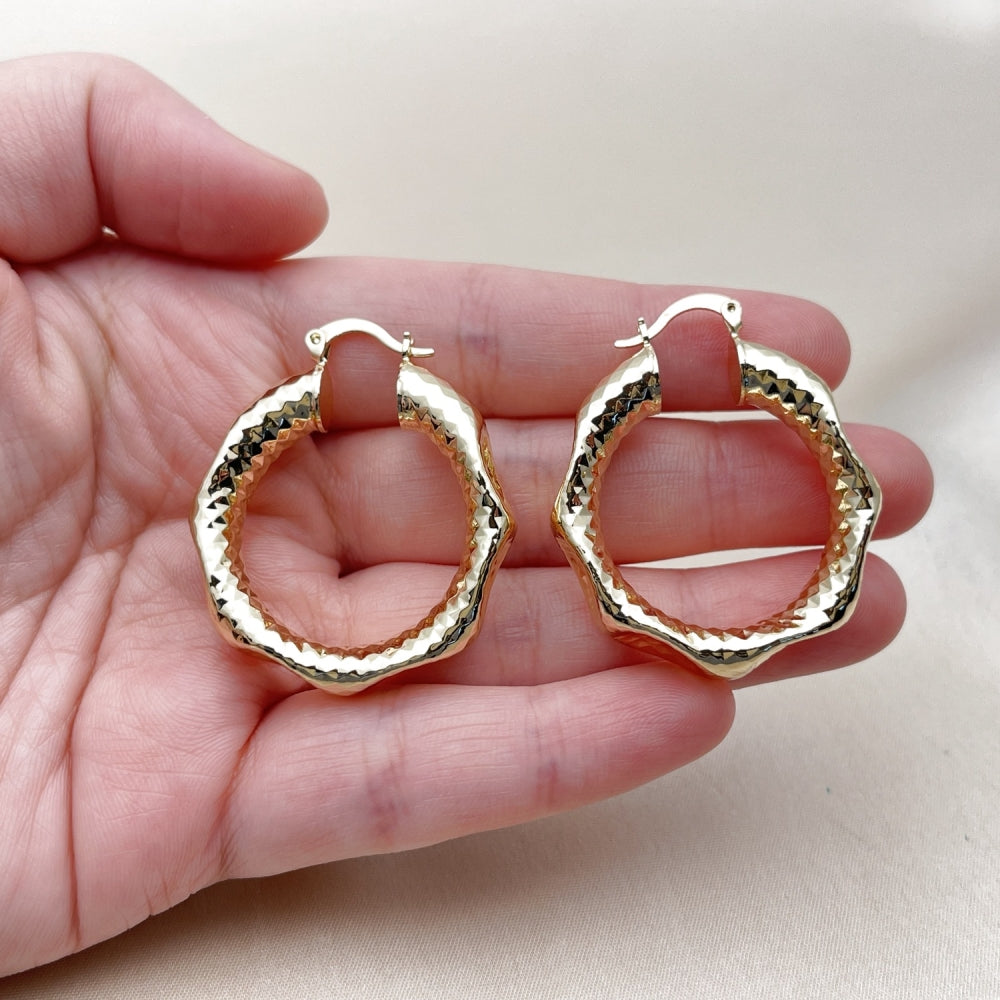 Oro Laminado Medium Hoop, Gold Filled Style Hollow Design, Diamond Cutting Finish, Golden Finish