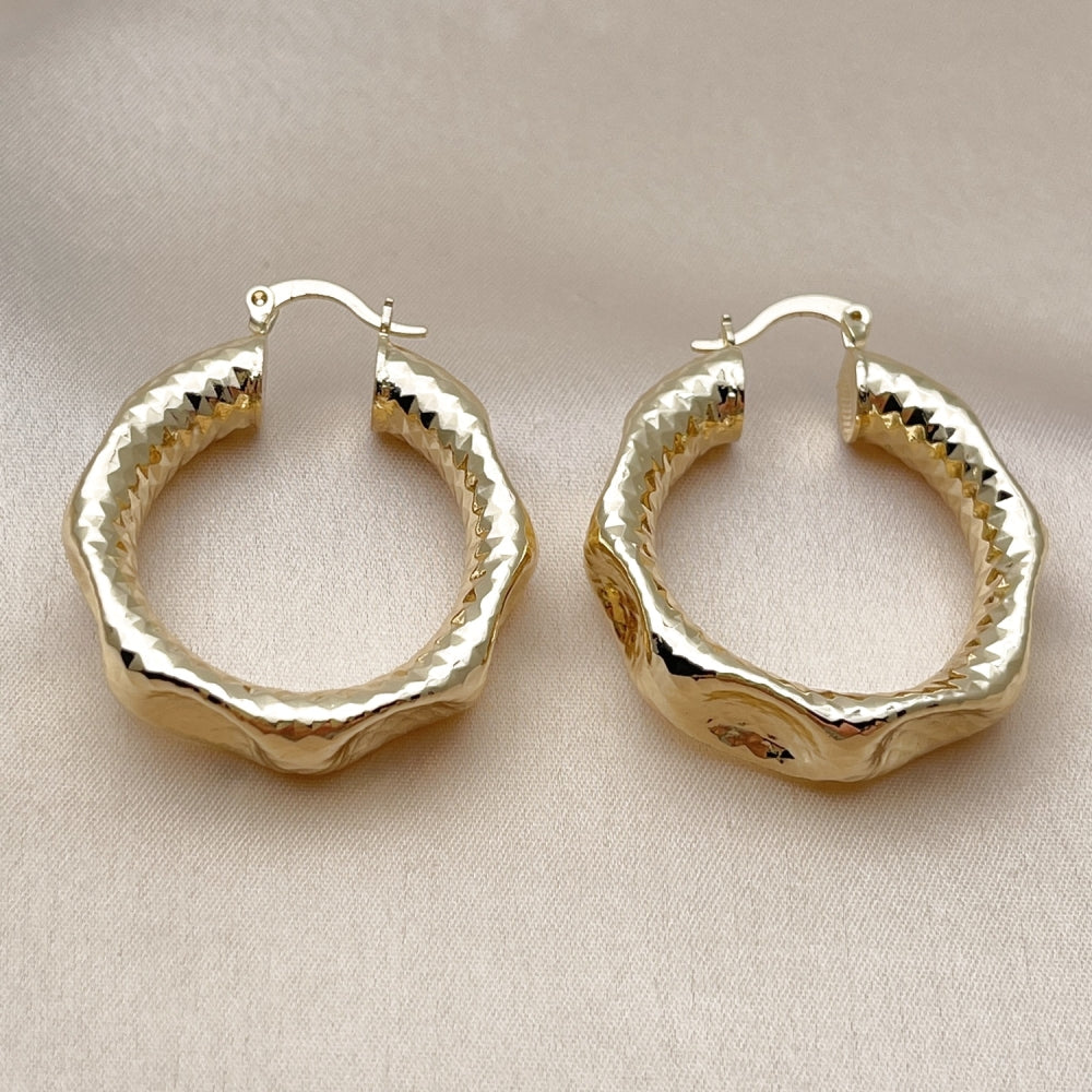 Oro Laminado Medium Hoop, Gold Filled Style Hollow Design, Diamond Cutting Finish, Golden Finish