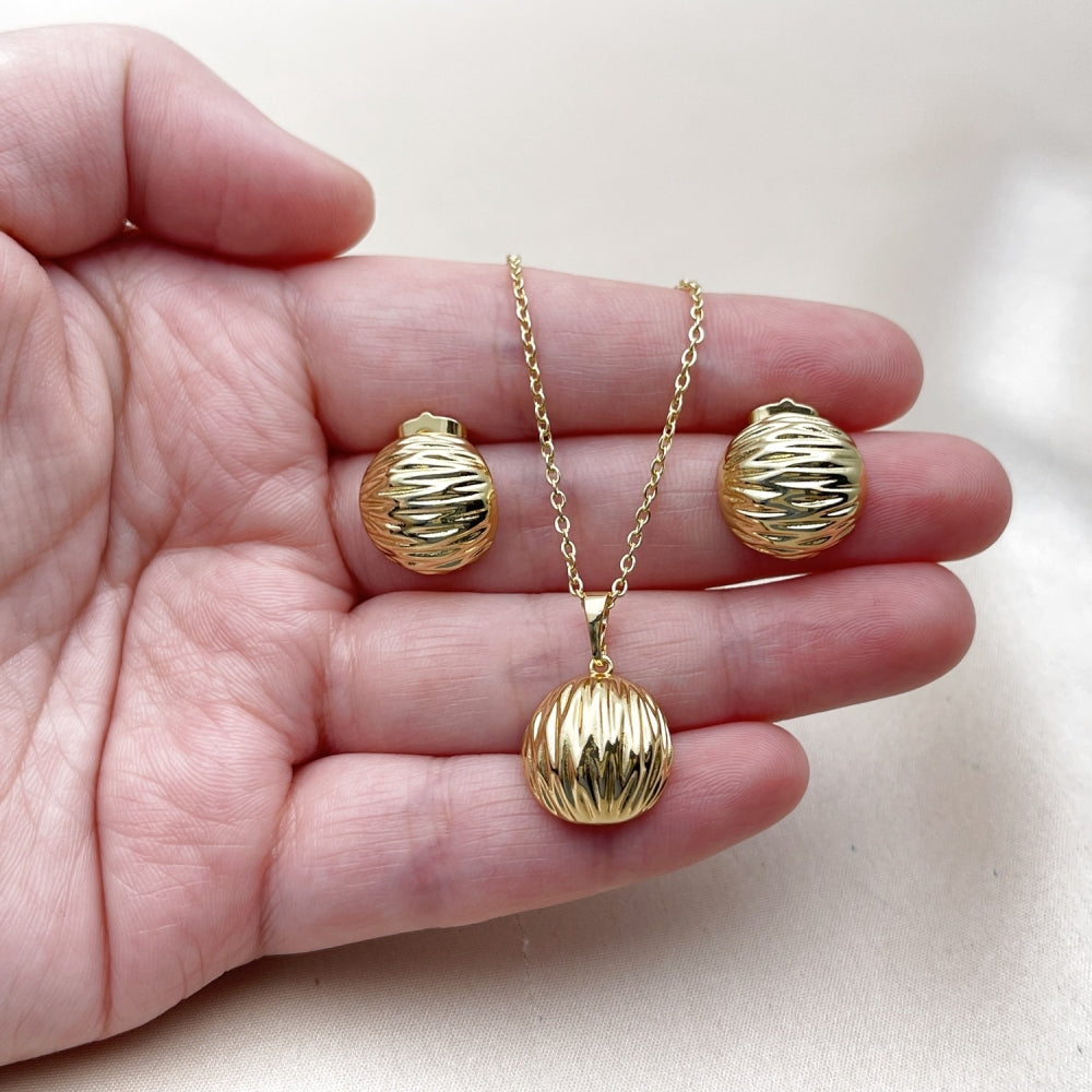 Oro Laminado Earring and Pendant Adult Set, Gold Filled Style Ball Design, Diamond Cutting Finish, Golden Finish