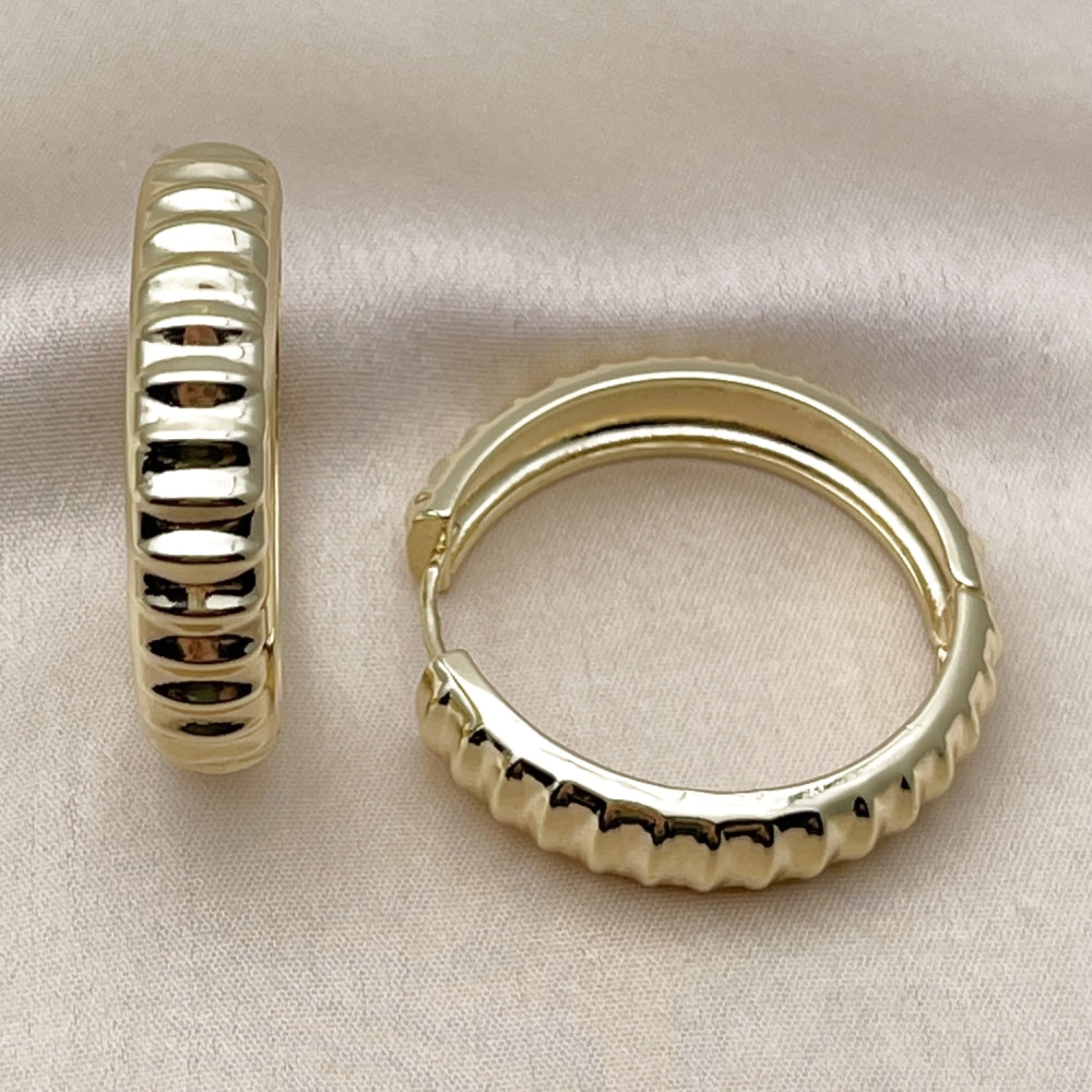 Oro Laminado Huggie Hoop, Gold Filled Style Polished, Golden Finish