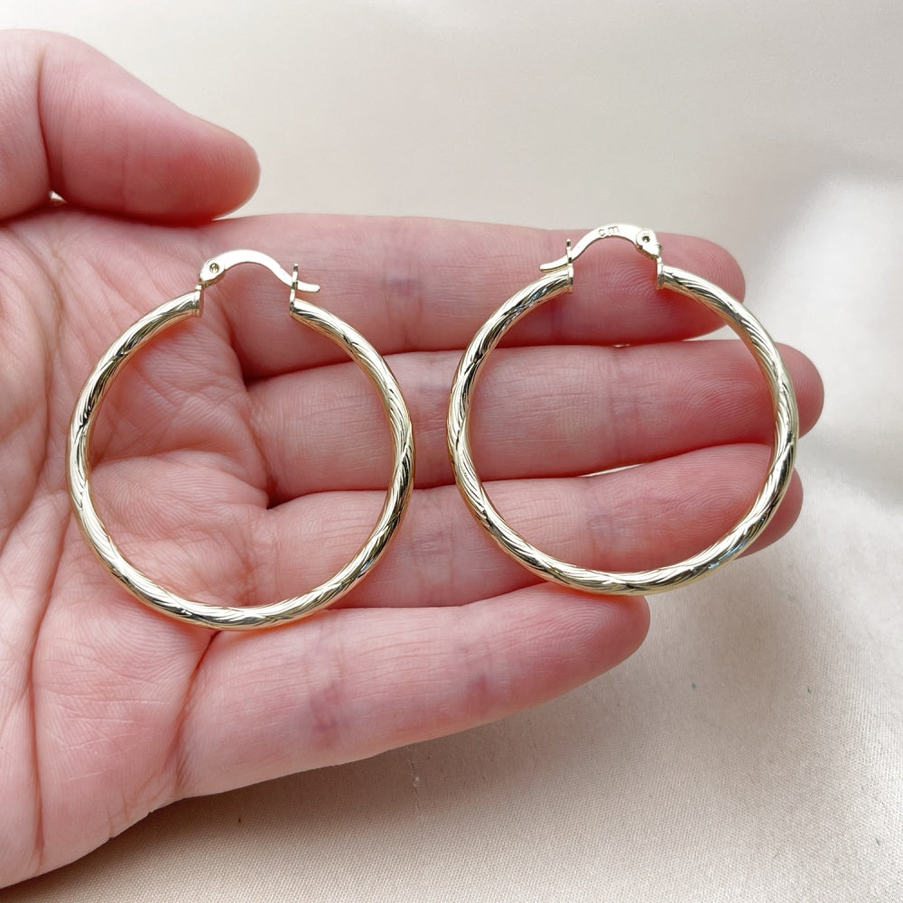 Oro Laminado Medium Hoop, Gold Filled Style Hollow Design, Diamond Cutting Finish, Golden Finish