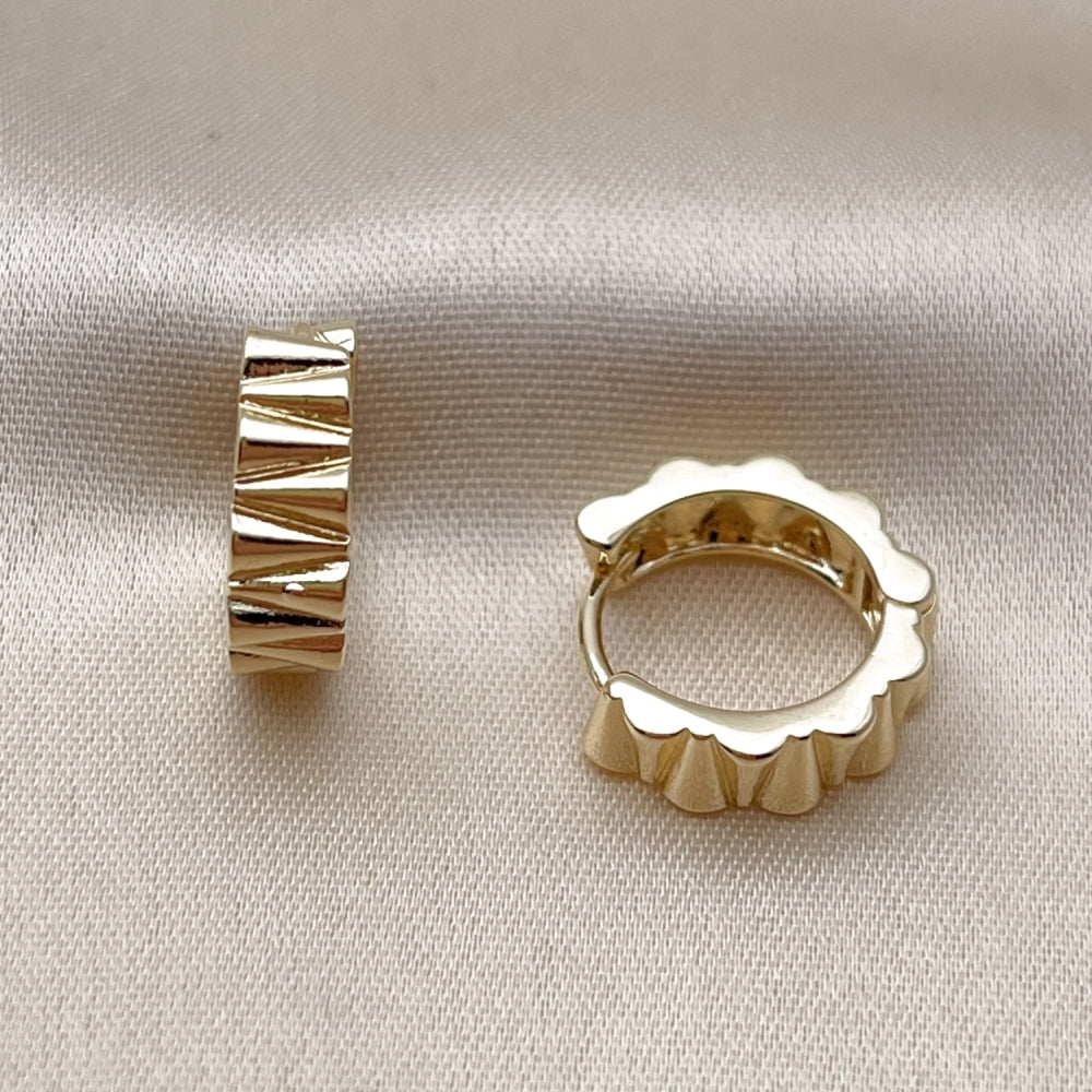 Oro Laminado Huggie Hoop, Gold Filled Style Diamond Cutting Finish, Golden Finish