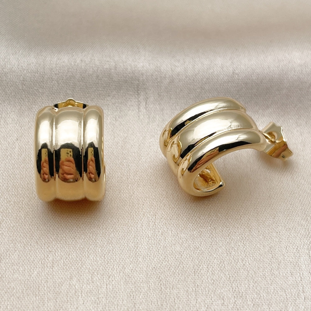 Oro Laminado Stud Earring, Gold Filled Style Polished, Golden Finish