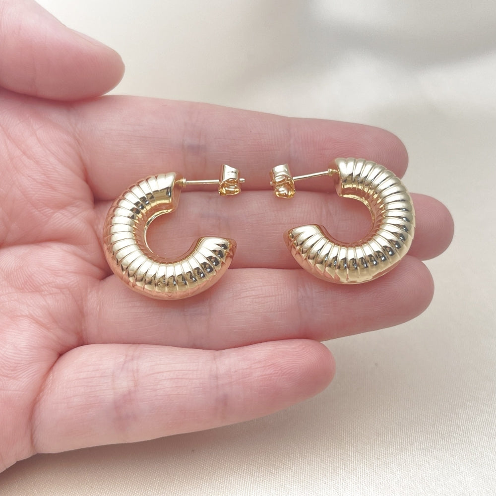 Oro Laminado Stud Earring, Gold Filled Style Hollow Design, Diamond Cutting Finish, Golden Finish
