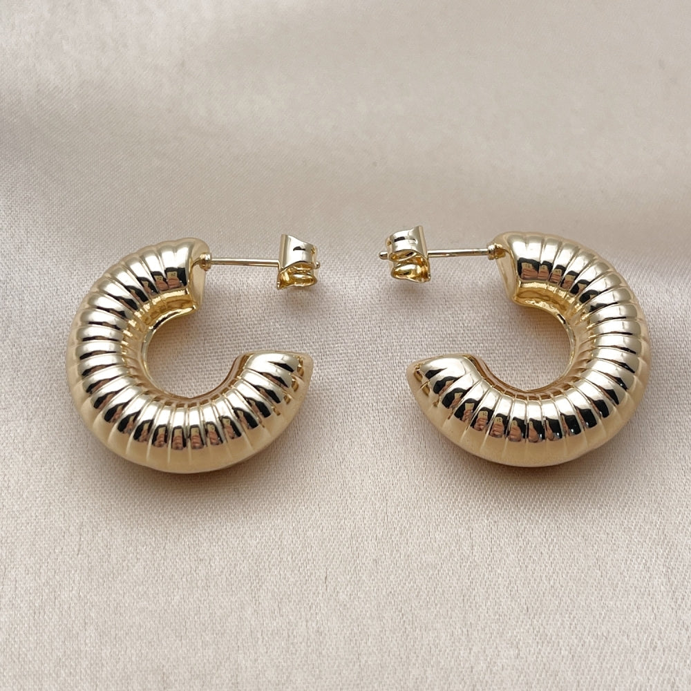 Oro Laminado Stud Earring, Gold Filled Style Hollow Design, Diamond Cutting Finish, Golden Finish