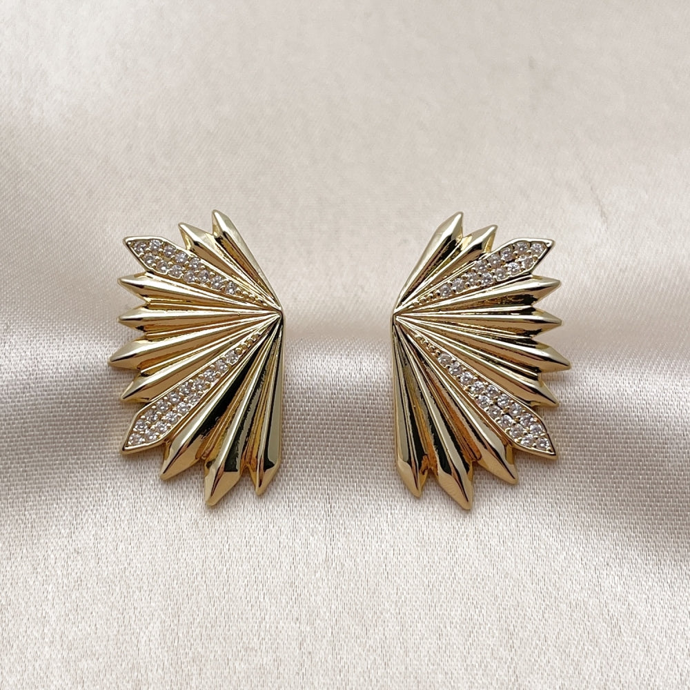 Oro Laminado Stud Earring, Gold Filled Style Leaf Design, with White Micro Pave, Polished, Golden Finish